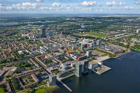 Alles wat je wil weten van almere city op één plek overzichtelijk bij elkaar. aerial view | Almere city center seen from the Weerwater, Almere, the Netherlands