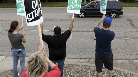 Uaw Calls National Strike Against Gm 46000 Workers To Stay Out