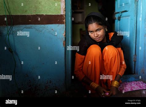 Sch Chterne Junge Indische M Dchen In Orange Traditionelle Kleid Mit
