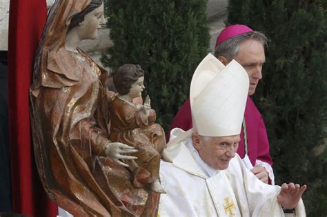 emérito papa benedicto reaparece en la ceremonia de canonización fotos