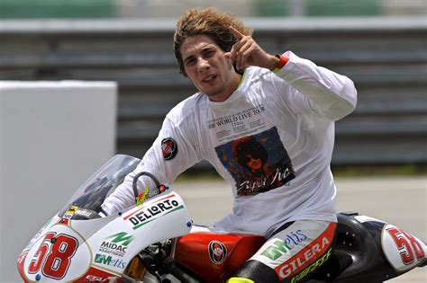 Since then, he has gone on to win seven motogp world titles, take 89 wins, 199 podiums and 55 poles and is, of course, still racing in the series right now. Simoncelli iridato 250 Rossi vince nella MotoGp ...