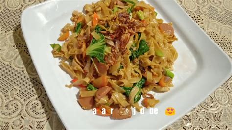 Kwetiau banyak diolah jadi berbagai masakan yang lezat, salah satu resep yang paling disukai adalah kwetiau goreng. Resep Membuat Kwetiau Goreng Pedas II Enak dan Lezat - YouTube