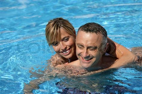 Paar Schwimmen Im Hotel Pool Stock Bild Colourbox