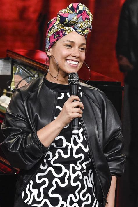 Alicia Keys Went Makeup Free In A Jw Anderson Top At The Che Tempo Che Fa Tv Show In Italy