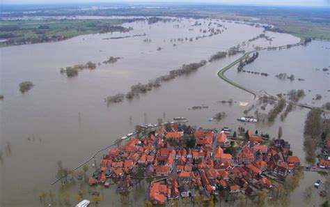 Rund 60 einsatzkräfte der feuerwehr haben am freitagmorgen gegen die überschwemmungen bei obermaiselstein gekämpft. Hochwasser in Deutschland