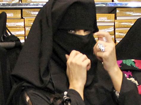 Kim Kardashian Wears Niqab During Trip To Dubai Cbs News