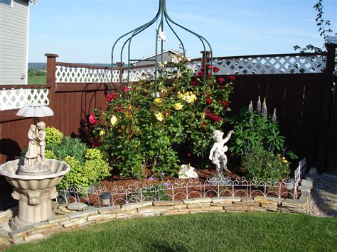 small corner garden. Beautiful garden. Rose garden. Flower garden | Corner garden, Beautiful ...
