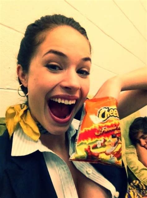 alexis knapp on the set of pitch perfect with her favorite snack flaming hot cheetos Ü atriz
