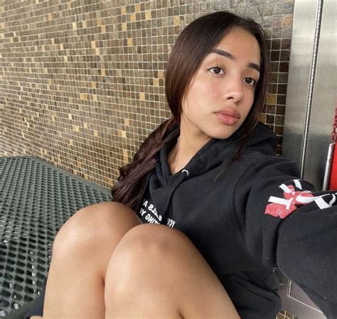 Cutie Showing Off Her Pretty Knees Rsexyknees