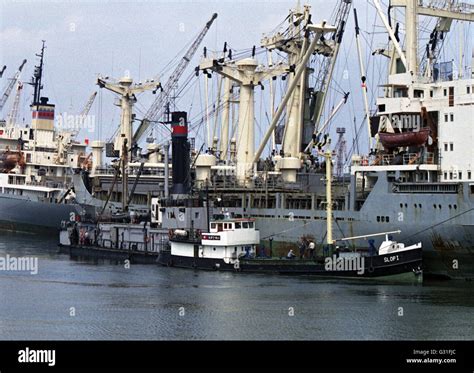 Rostock Ddr Cargo Schiffe Und Schlepper Im Ueberseehafen Rostock