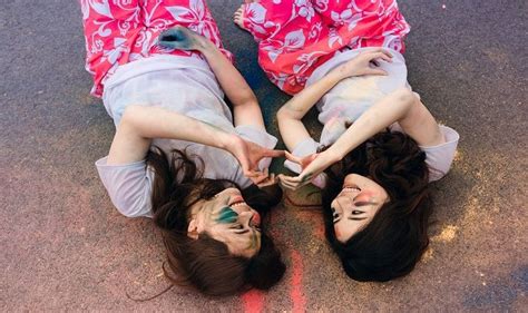 A real friend is one who walks in when the rest of the world walks out. — lois wyse, women make the best friends: National Best Friend Day 2020: Beautiful Quotes to Share ...