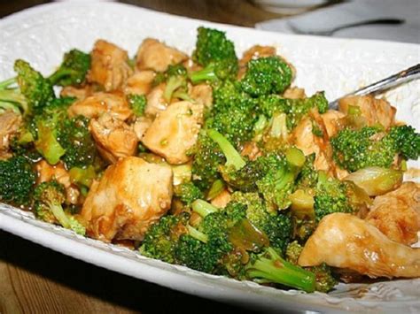 Frullato di frutta fresca con latte vegetale e fette biscottate integrali. Cosa mangiare la sera: idee per la cena e cibi da evitare