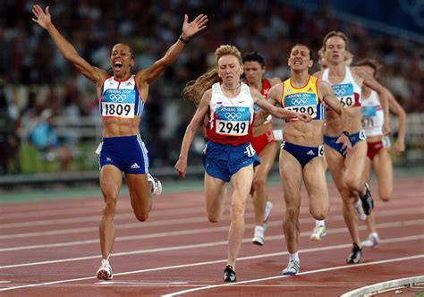 Team Gbs Kelly Holmes Crosses The Finish Line To Win The Womens 1500