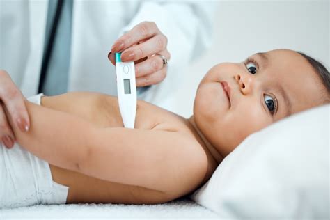 Bebê com febre o que fazer e quando buscar ajuda