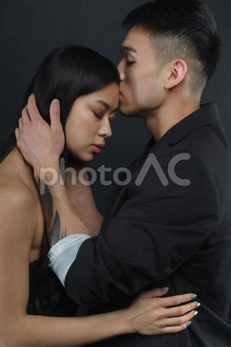 おでこにキスするアジア人カップル1 No 2318620｜写真素材なら「写真ac」無料（フリー）ダウンロードok