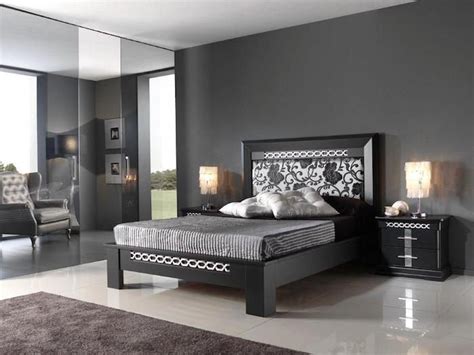 Die kommoden werden ohne abschleifen gestrichen. wand grau streichen, schwarzes bett mit weißen elmenten ...