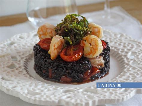 In una padella soffriggete dolcemente lo scalogno tritato con 3 cucchiai di olio extravergine di oliva, aggiungete le. RISO VENERE CON GAMBERI , POMODORI CONFIT E ZUCCHINE ...