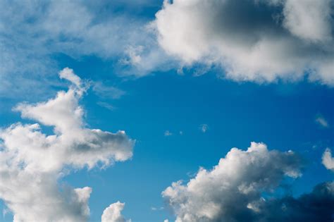 Awan Cumulus Menempel Di Langit Biru Langit Indah Dengan Awan Kumulus