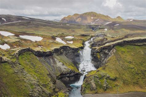 C'est un pays insulaire de 102 800 km² équivalant à la. Volcans et glaciers d'Islande : Voyage en Islande - Tirawa