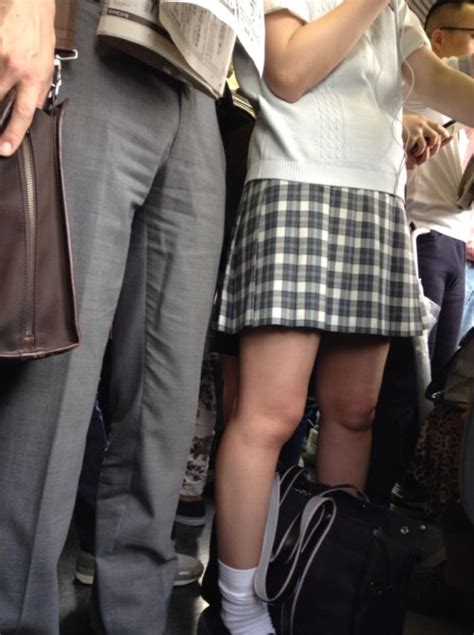 【画像】電車内でこっそり女子高生盗撮奴 jkちゃんねる 女子高生画像サイト