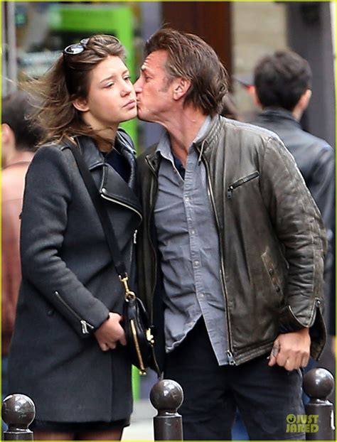 sean penn and adele exarchopoulos say goodbye with a kiss in paris photo 3076505 adele