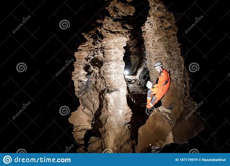 Hombre Caminando Y Explorando La Cueva Oscura Con Un Faro Claro Y Un