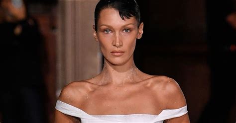 Bella Hadid usó un vestido de tela en aerosol; lo más top de París