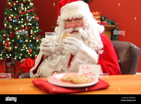 Le Père Noël Mange Des Cookies Avec Verre De Lait Photo Stock Alamy