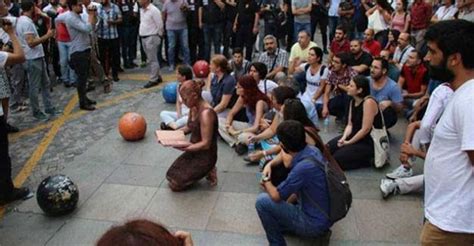 Turkish Police Detain 33 Demonstrators Protesting Hunger Striking