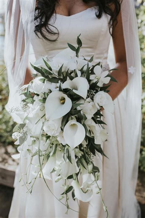 Bouquet De Mariée En Cascade Une Forme Tendance élégante Et