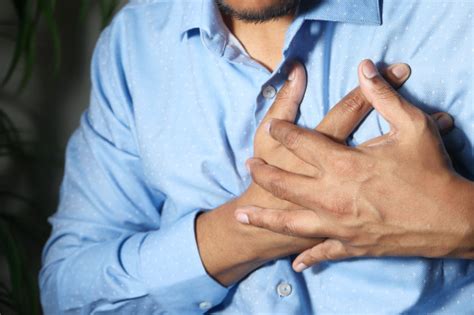 Homem dor no peito ataque cardíaco Foto Premium