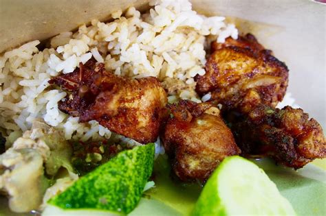 Saat ini ayam goreng disajikan dalam menu ayam gerek yang memang jadi primadona pecinta cita rasa pedas. Catatan Permusafiran Fana...: Food Review: Restoran Nasi ...