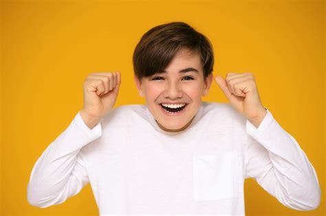 Retrato De Un Guapo Adolescente De 12 A 13 Años Sobre Un Fondo Amarillo