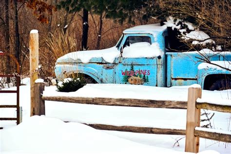 Vintage Ford Teal Truck Op Sneeuw Redactionele Afbeelding Image Of