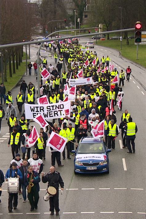 Mit snanews.de aktuelle berichte, brandheiße news, spannende reportagen und hintergründe erleben. Warnstreiks: Busfahrer demonstrieren in Kiel | NDR.de ...