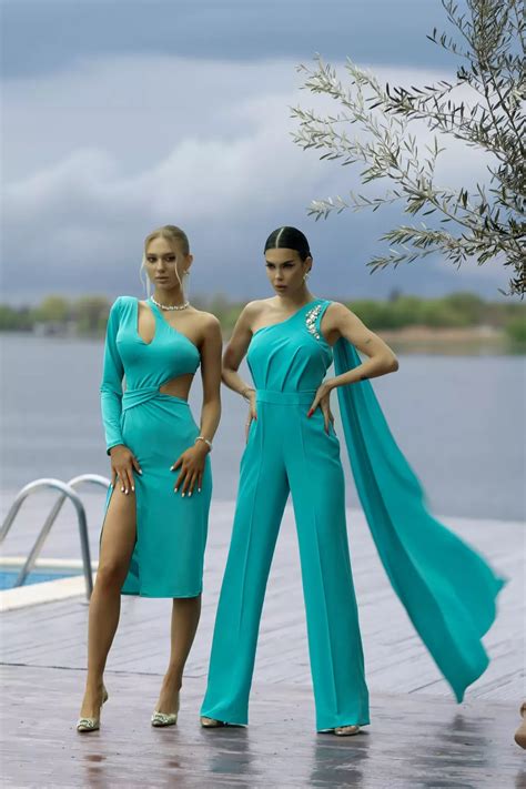 Salopeta lunga eleganta galbena accesorizata cu strasuri si trena pe