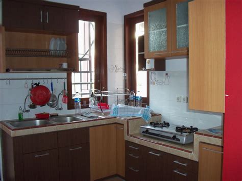 Kombinasi kabinet kitchen set dapur sempit dengan kabinet terbuka adalah ide yang jenius, namun jangan terlalu banyak menghadirkannya. Ciptakan nyaman di dapur dengan kitchen set yang kompak ...