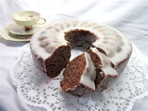 Ein leckerer kuchen mit vanillepudding und köstlicher schokoladenglasur. Weißweinkuchen mit weißer Glasur von trekneb | Chefkoch.de