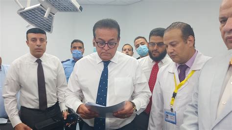 وزير الصحة ينفعل على طبيبة خلال تفقده مستشفى أبوتيج النموذجي بسبب نقص الأجهزة صور