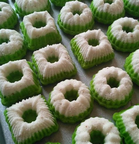 Agar kue putu ayu memiliki tampilan yang menarik bisa ditambahkan dengan pewarna makanan dalam pengolahannya. Resep Cara Membuat Kue Putu Ayu Kukus - Berbagai Kue