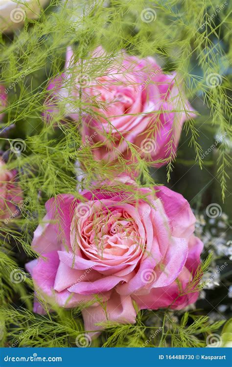 Flor De Rosa Artificial En Un Bello Ramo Foto De Archivo Imagen De