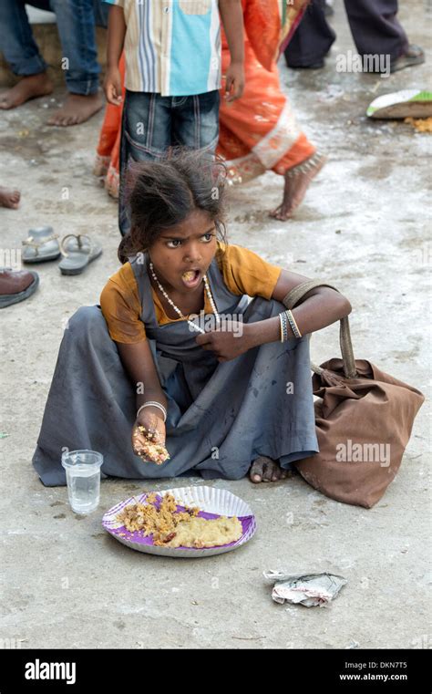 India Hungry Girl Stockfotos Und Bilder Kaufen Alamy