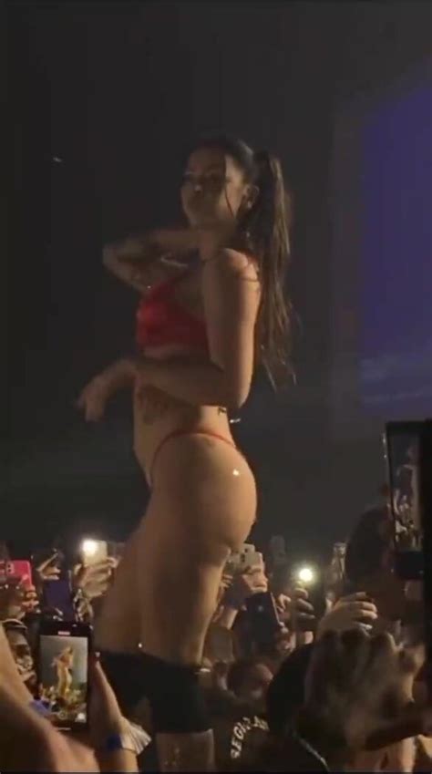Mc Pipokinha Getting Naked During A Nightclub Performance Cnn Amador