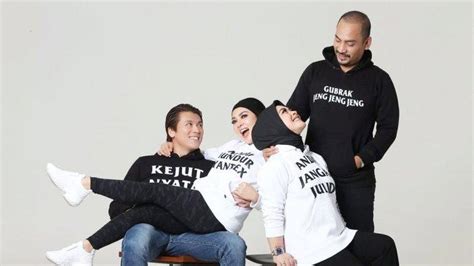 Syahrini dan reino barack menggelar pernikahan tertutup di masjid tokyo camii, jepang. Saingi Reino Barack Suami Adik Syahrini, Ini Profesi Suami ...