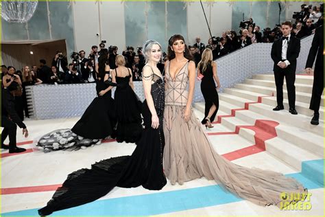 Photo Emily Ratajkowski Phoebe Bridgers Represent Tory Burch At Met Gala Photo