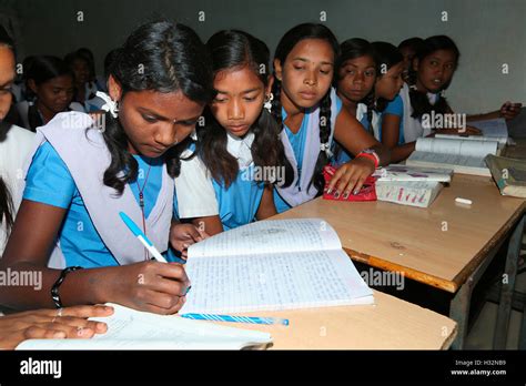Las Niñas Que Estudian En El Aula Binjhwar Tribu Escuela Paikin