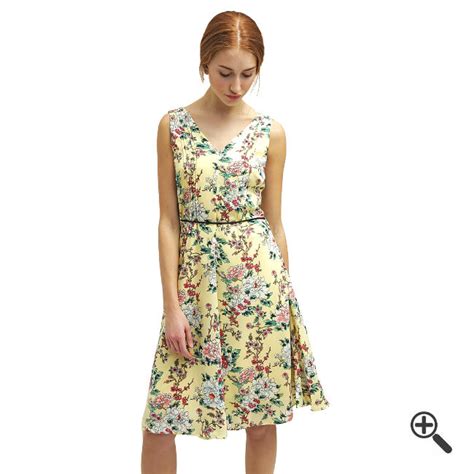 Bei heißen temperaturen und sonnenschein gibt es kaum ein passenderes outfit als ein luftiges sommerkleid. Leichtes Sommerkleid in knielang + 3 Beach Outfits für Edit