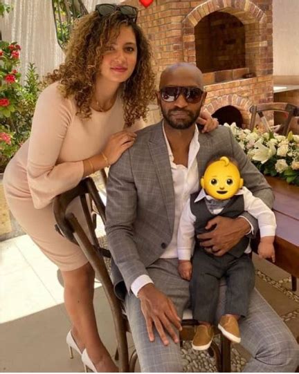 ونشر عمرو محمود ياسين صورة عمرو السولية مع ابنته وعلق عليها تخيلوا بنت عمرو السوليه طالعه معاه في صور. "معارك على السوشال ميديا".. التحرش والتنمر يطول الفنانين ...