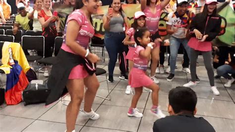 Solamente Tanzania Lustre Niñas Bailando Reggaeton Útil Finito Vicio