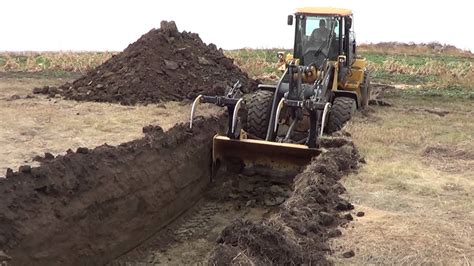 John Deere 624k High Lift Digging Garbage Hole Youtube